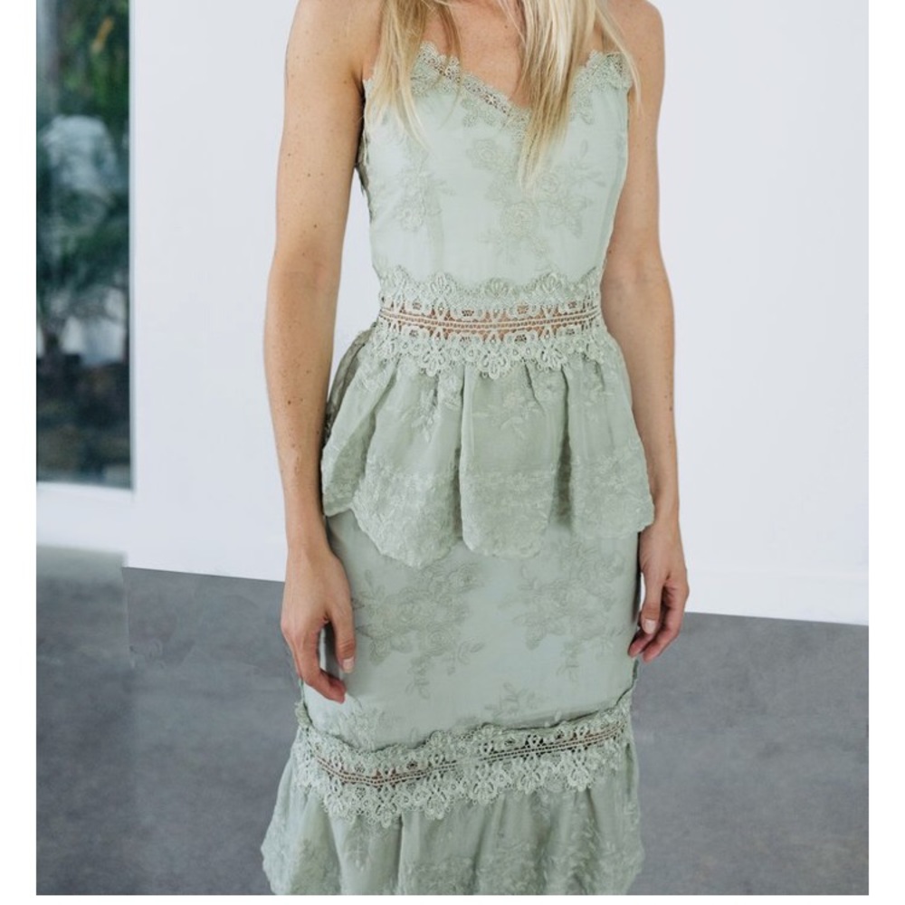 V Chapman dahlia dress in sage size 2
